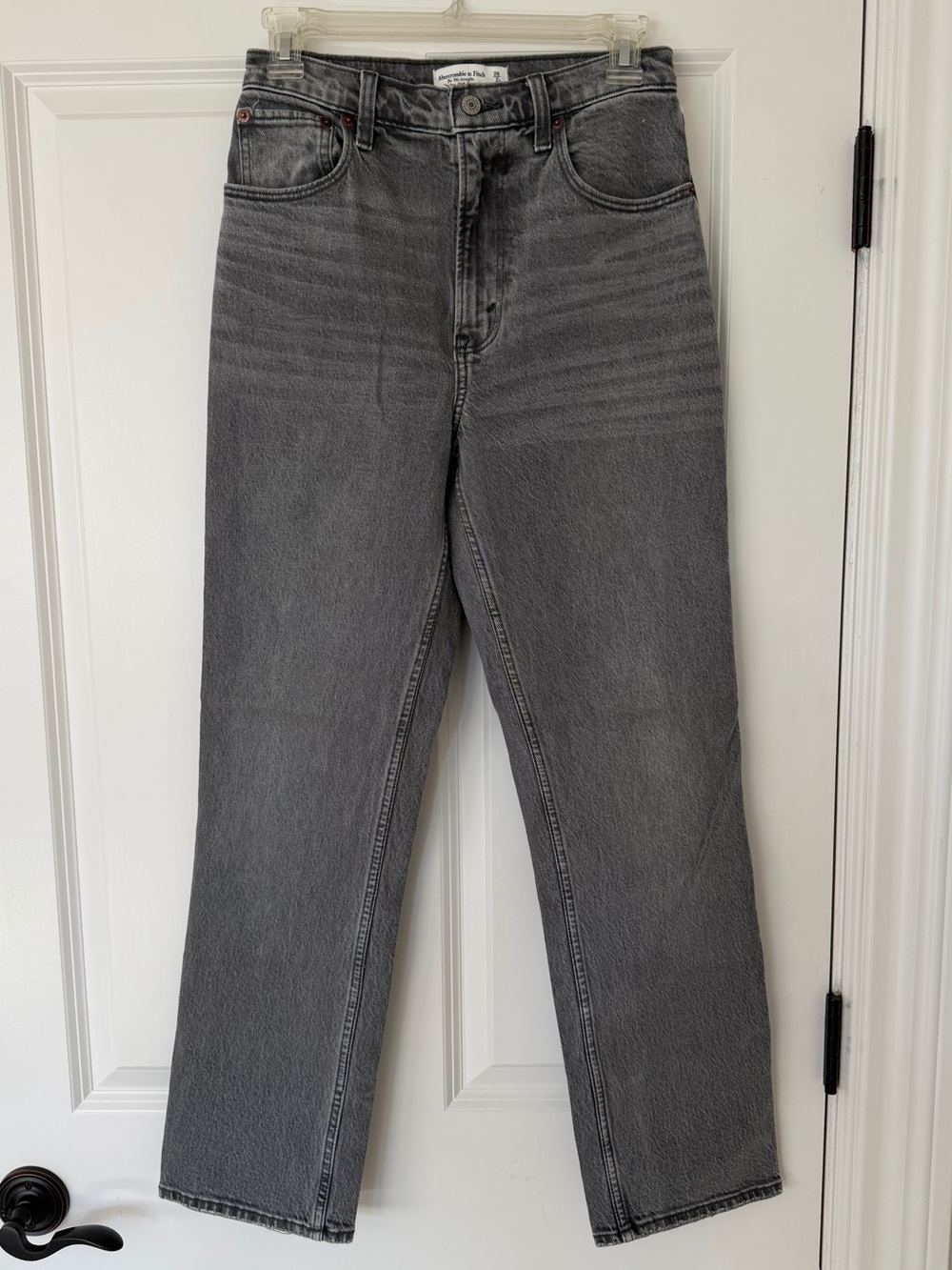 Abercrombie & Fitch The 90s Straight Ultra High Rise in Vintage Grey, size 26S
